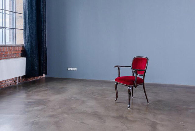 Roter Stuhl in leerem Raum