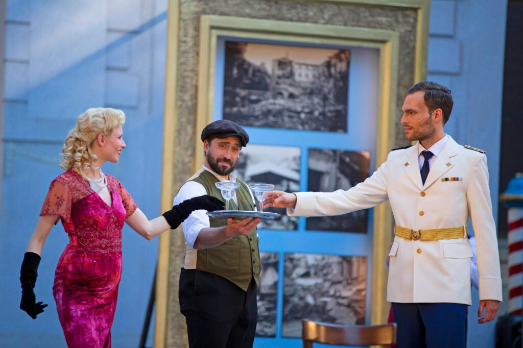 Evita und Peròn trinknen einen Cocktail, Bühnenfoto mit Max Dollinger, Anna Gössi, Michael Souschek
