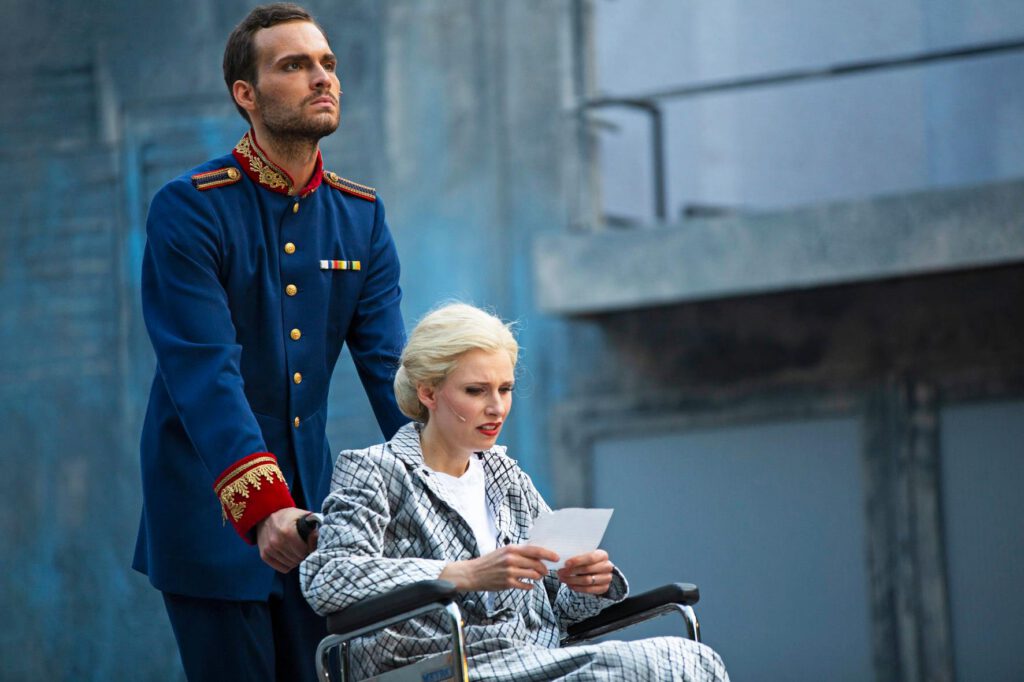 Peròn schiebt Evita im Rollstuhl, Bühnenfoto mit Anna Gössi und Max Dollinger