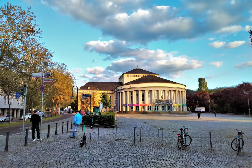 Saarländisches Staatstheater Saarbrücken mit Schillerplatz