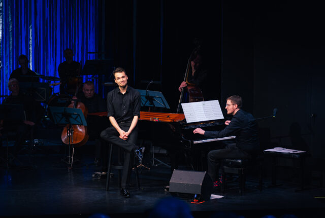 Max Dollinger, DER VERSPIELTE MANN, Bitte warten, Georg Kreisler, Saarländisches Staatstheater, Uraufführung