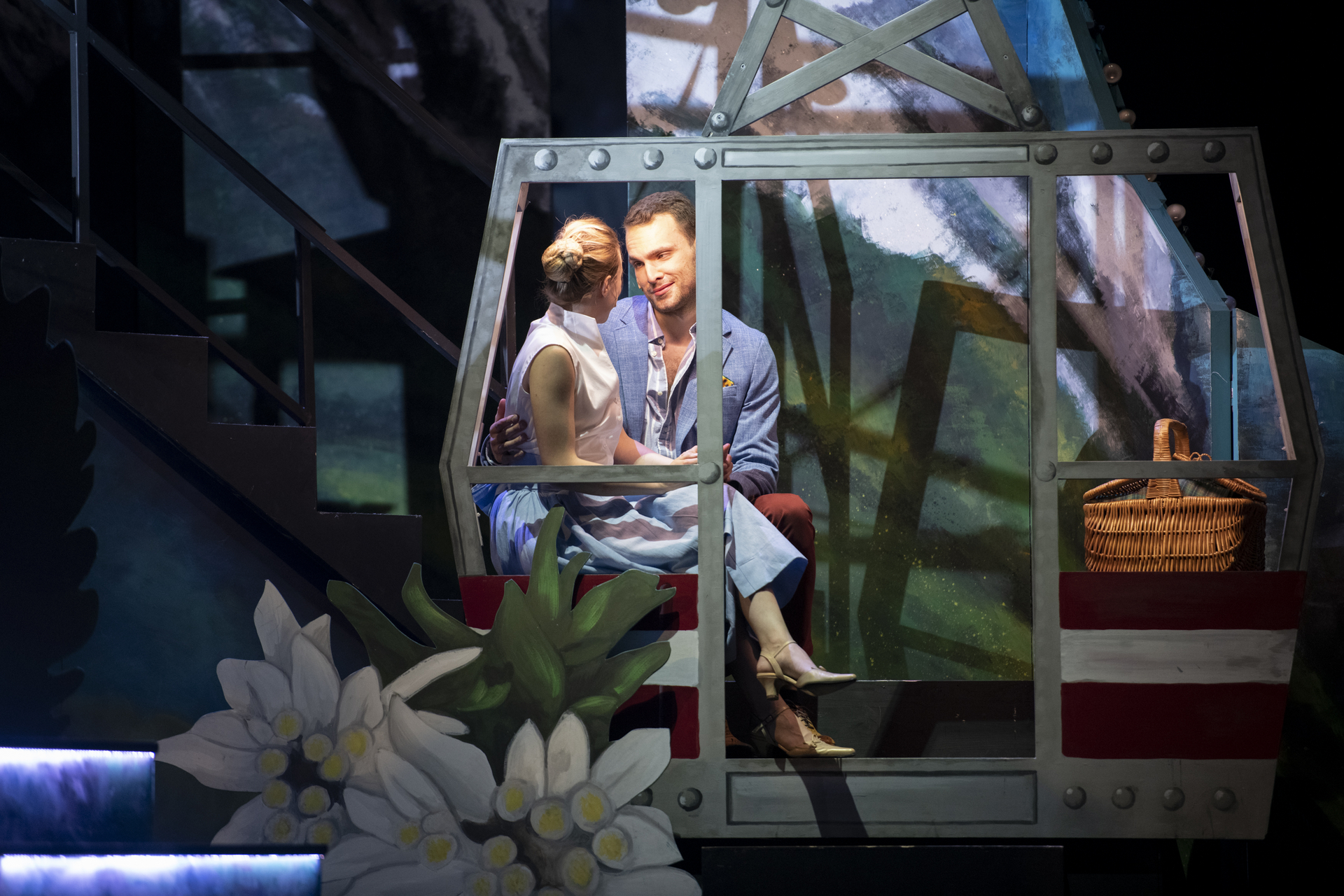 Ein Liebespaar mit Picknickkorb in einer Gondel, verliebte blicke, romantisches Licht, Frau im Kleid, Mann mit Hemd und Sakko