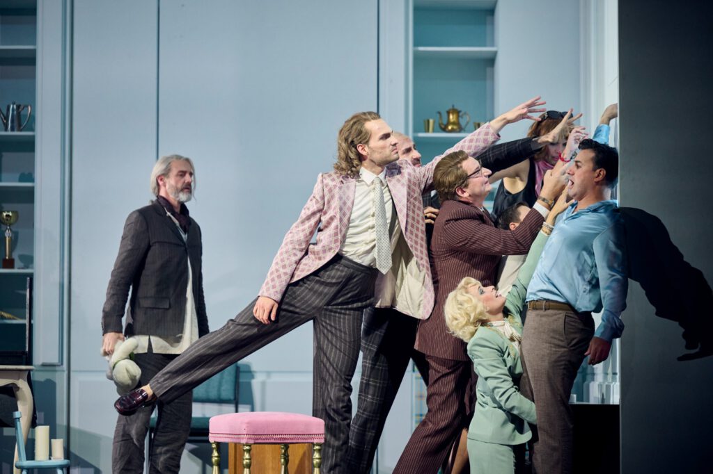 Bühnenfoto "Gianni Schicchi", "Il trittico", zu sehen acht Personen, alle jagen eine